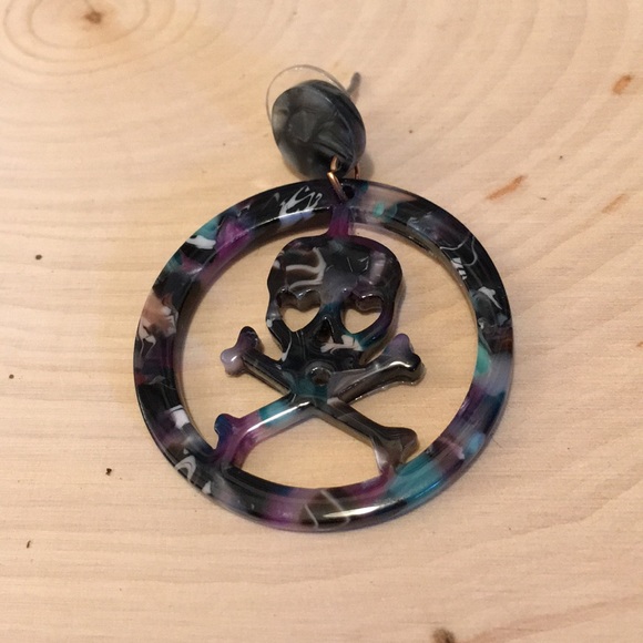 Pirate Skull and Crossbones Acrylic Resin Earrings - Picture 3 of 6